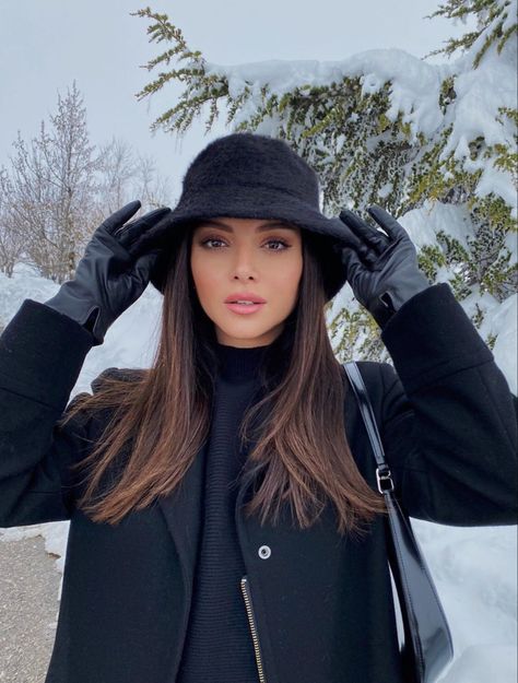 Winter Hats Women, Winter Hat Outfits For Women, Winter Hats Outfit, Winter Outfits Hat, Hat Looks For Women, Prada Chunky Boots, Photo In Snow, Snow Photo Ideas, Winter Hat Style