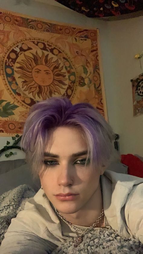 Men Purple Hair, Boys Dyed Hair, Messy Hair Boy, Boys Colored Hair, Men Hair Color, Dyed Hair Inspiration, Hair Color Purple, Shot Hair Styles, Corte De Cabelo Masculino