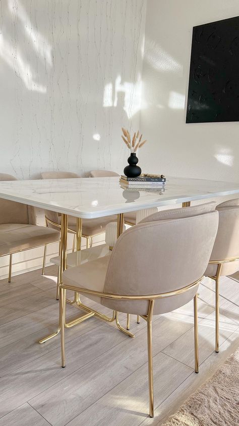 goldinspo.2021 on Instagram: MONDAYS LIKE THIS ☀️ HAVE A NICE WEEK BEAUTYS 🤍 • • • • • #inspo #inspohome #goldinspo #goldinspiration #gold #golddetails… Gold Legs Dining Table, Gold Dining Room Chairs, Gold House Decor, Beige Dining Table, Dinner Party Table Decor, Beige Dining Room, White Marble Dining Table, Gold Dining Room, Have A Nice Week