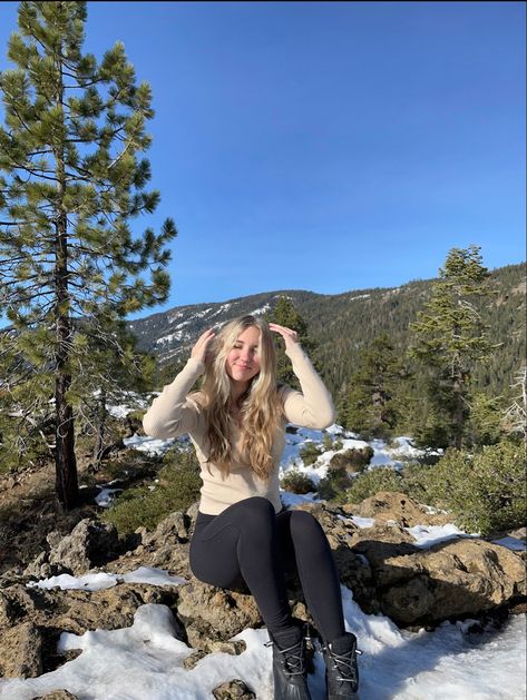 Cute Hiking Fits Winter, Hiking Outfit Winter Aesthetic, Girly Hiking Outfit, Tahoe Outfit Fall, Cold Hike Outfit, White Hiking Outfit, Hiking Fits Winter, Hiking Aesthetic Winter, Iceland Hiking Outfit