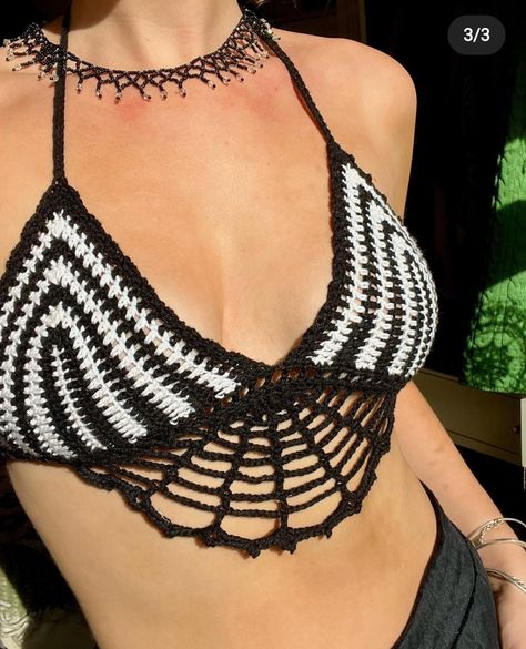 Goth Crochet Top Pattern Free, Artistic Clothes, Crochet Spooky, Dark Crochet, Goth Crochet, Gothic Wardrobe, Top A Crochet, Beach Crochet, Quick Crochet Patterns