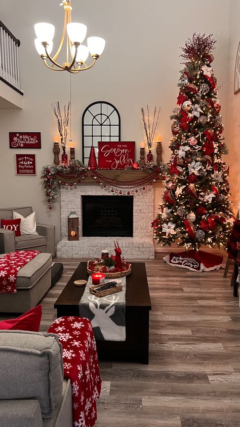 Christmas Decorations Apartment, Christmas Apartment, Cozy Christmas Decor, Christmas Decor Inspiration, Diy Christmas Decorations, Christmas Themes Decorations, Christmas Decorations Living Room, Christmas Room Decor, Christmas Living Rooms