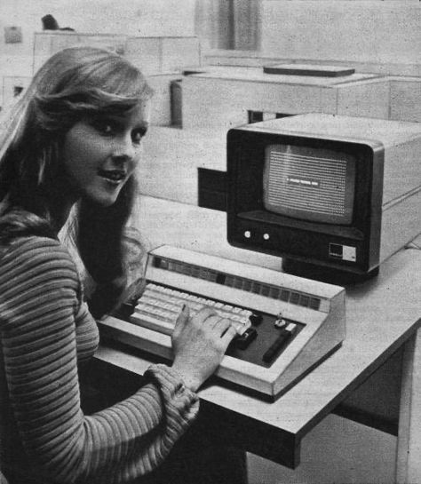 Technology Pictures, Obsolete Technology, Old Computer, Vintage Computer, Tech Girl, Computer Equipment, Recurring Dreams, Computer Chip, Computer History