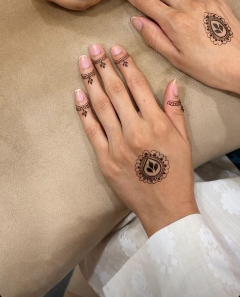 Mehendi Designs For Short Hands, Small Henna Designs Wrist, Aalta Design Hand Aesthetic, Dainty Mehendi Designs, Delicate Mehendi Designs, Delicate Henna Designs, Delicate Mehndi Designs, Very Simple Mehendi Designs, Minimilistic Mehndi