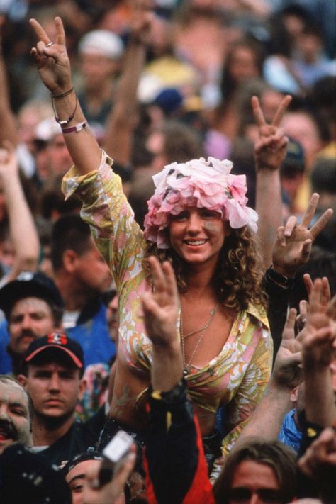 Woodstock, 1994  - ELLE.com Woodstock 1994, Woodstock Photos, Mundo Hippie, Woodstock Hippies, Fashion 60s, Woodstock Music, Festival Aesthetic, Woodstock 1969, Woodstock Festival