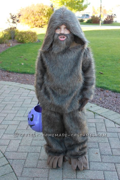 My 5-year old son has a crazy-dedicated obsession with BigFoot.  Daddy's bedtime stories tend to star the big guy, who always decides to befriend my son. M Abominable Snowman Costume, Sasquatch Party, Quick Halloween Costumes Last Minute Men, Easy Kids Costumes, Bigfoot Costume, Bigfoot Party, Pie Grande, Snowman Costume, Quick Halloween Costumes