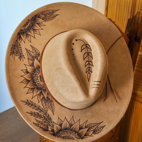 Keep the hat pics rolling in!! We love love love to see it! Congrats to the grad!! 🎉🎓2️⃣0️⃣2️⃣4️⃣ Custom Burned Cowboy Hat, Woodburned Cowboy Hat, Woodburn Felt Hat, Hand Painted Brimmed Country Hats, Floral Burned Hat, Cowboy Hat Design, Rancher Hat, Painted Hats, Felt Hat