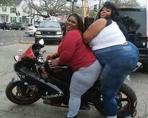 32 Biker Chicks That Make You Want To RIDE - Wow Gallery Funny Facts About Girls, Biker Chick Outfit, Walmart Pictures, 2023 Homecoming, Funny People Pictures, Super Funny Quotes, Dresses Tight, Dress Homecoming, Flirting Moves