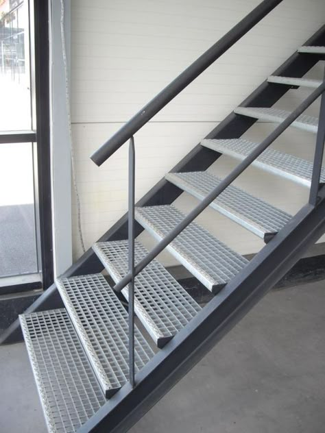 Steel Stairs Design, Industrial Stairs, Staircase Outdoor, Staircase Handrail, Escalier Design, Garden Stairs, Exterior Stairs, Steel Stairs, Metal Stairs