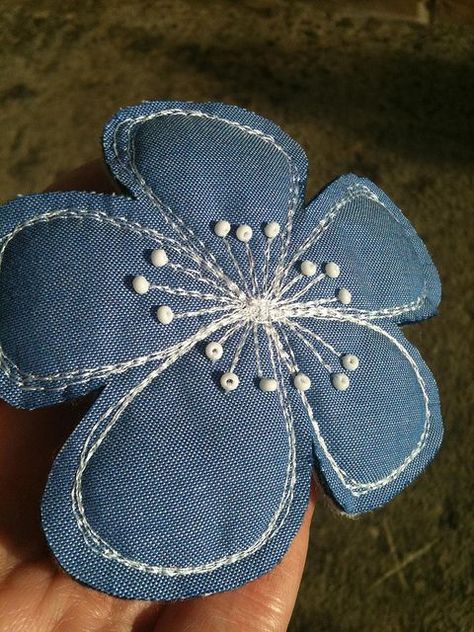 DIY Broche de flor vaquera Upcycling Shirts, Upcycled Shirt, Blue Jeans Crafts, Upcycle Shirt, Denim Jewelry, Denim Quilt, Denim Flowers, Denim Crafts, Creation Couture