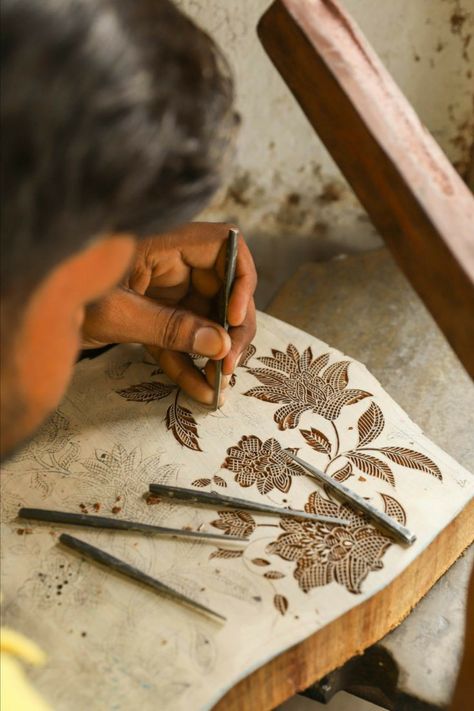 Artisan Embroidery, Block Printing On Fabric, Block Printing Designs, Textile History, Textile Weaving, Wood Printing Blocks, Hand Block Printing, Weaving Craft, Indian Block Print Fabric