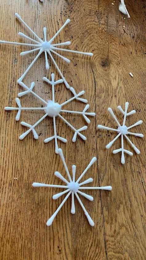 Indoor Winter Wonderland Decor Diy, Easy Xmas Crafts For Kids Simple, Qtip Snowflake Craft, Christian Christmas Decorations, Classroom Christmas Decorations, Diy Christmas Door, Christmas Decorations Diy Crafts, Gift For Mom Christmas, Christmas Gift Basket Ideas