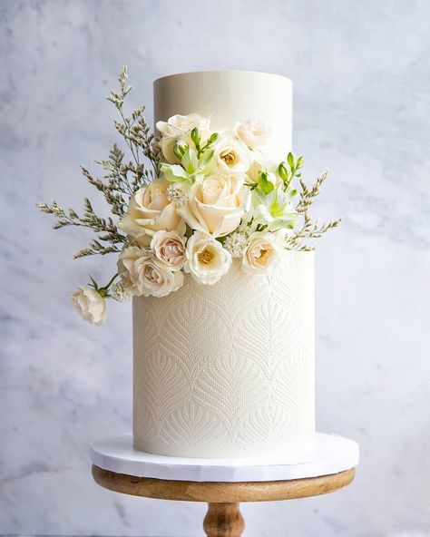 Harvest Stencil Wedding Cake, Stencil Wedding Cake, Cupcakes Aesthetic, Wedding Cake Designs Simple, Dummy Cake, 2024 Bride, Wedding Cake Fresh Flowers, Country Wedding Cakes, Cake Show