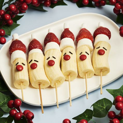 Nz Christmas Food, Cute Christmas Fruit Ideas, Santa Bananas, Santa Food Ideas, Food Decoration Ideas Plate, Christmas Fruit Ideas, Banana Santa, Christmas Banana, Banana Christmas