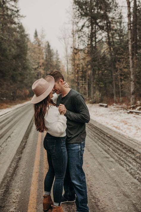 Moody Winter Photoshoot, Cold Weather Engagement Photo Outfits, Couple Winter Pictures, Casual Couple Outfits, Winter Couple Pictures, Couple Photography Winter, Winter Engagement Photos Outfits, Snow Engagement Photos, Snow Engagement