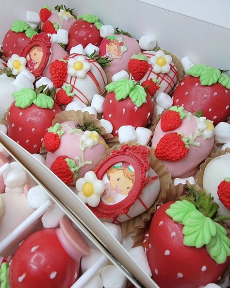 Strawberry shortcake babyshower treats 🍓 I love this theme 🥰 #strawberryshortcake #strawberrytheme #strawberryshortcaketreats #strawberryshortcakebabyshower #fresas #fresasconchocolate #fresasdecoradas Strawberry Party Food Ideas, Strawberry Shortcake Bouquet, Strawberry Shortcake Cake Pops, Strawberry Shortcake Treats, Strawberry Shortcake Treats Table, Strawberry Shortcake Theme, Baby Shower Ideas Strawberry, Strawberry Shortcake Cupcakes, Baby Shower Strawberry Shortcake