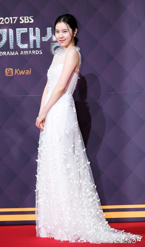 Kim Ye-won Black And White Dresses, Lee Bo Young, Red Carpet 2017, Kim Ye Won, Korean Actresses, White Dresses, Black N White Dress, Chinese Actress, Korean Singer