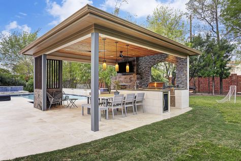 Contemporary Pool House Contemporary Outdoor Living, Covered Patio Design, Covered Back Patio, Outdoor Kitchen Design Layout, Kitchen Designs Layout, Patio Roof, Pergola Patio, Pergola Designs, Outdoor Bbq