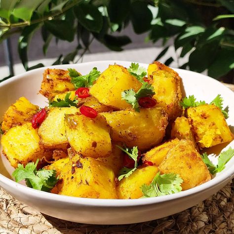 Thai Yellow Curry Baked Potatoes Recipe https://fooooods.com/thai-yellow-curry-baked-potatoes-wondernonieskitchen Yellow Curry Sauce, Potatoes In The Oven, Thai Yellow Curry, Yellow Curry Paste, Yellow Curry, Dried Chillies, Garlic And Ginger, Yellow Potatoes, Baked Potato Recipes