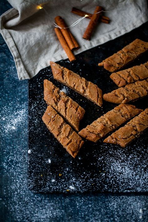 Om man kikar lite tillbaka i arkivet hittar man ett recept på Axels pepparkakssnuttar. Axel var 2 1/2 och döpte dom mina papperkakassnittar till pepparkakssnuttar. Ett betydligt sötare namn om du Xmas Food, Baking Sweets, Christmas Baking, Christmas Candy, Easy Desserts, Food Inspiration, Christmas Food, Baking Recipes, Written By