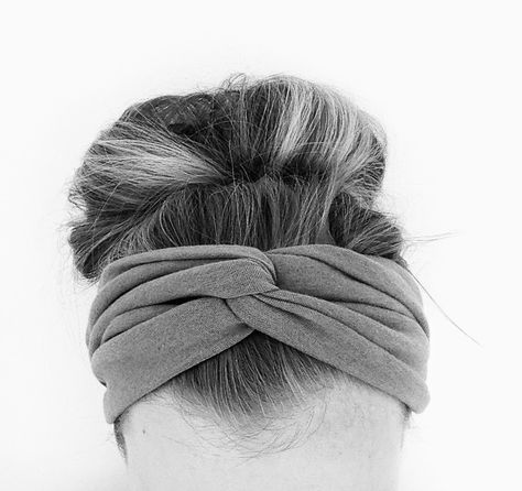 do it yourself divas: DIY Twisted Headband - going to make this with a covering on the back for the seam! Sewing Headbands, Headband Diy, Diy Hanging Shelves, Diy Unicorn, Twisted Headband, Headband Tutorial, Baby Head Wrap, Costura Diy, Turban Headband