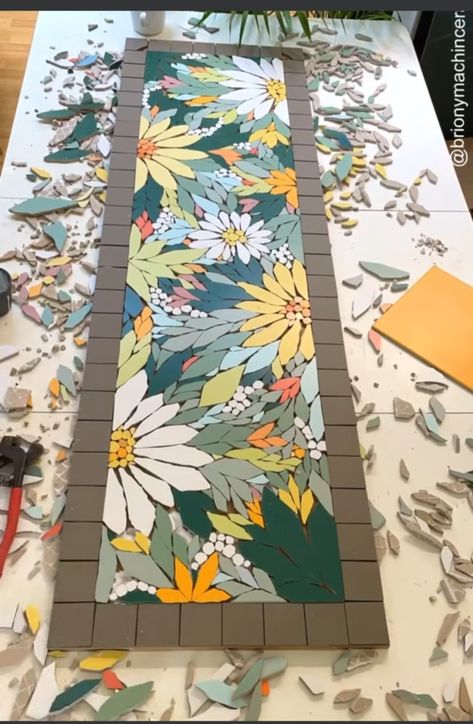 Mosaic Projects Ideas, Mosaic Designs Easy, Mosaic Art Ideas Easy, Easy Mosaic Patterns, Mosaic Garden Table, Tile Artwork, Mosaic Art Diy, Mosaic Pots, Garden Art Ideas