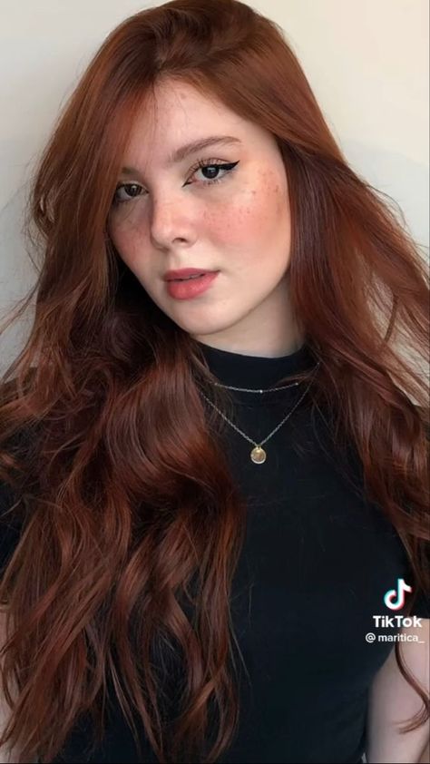 Ginger Hair Olive Skin, Cobrizo Hair, Red Hair For Brunettes, Deep Ginger Hair, Ginger Brunette Hair, Red Hair Olive Skin, Auburn Brown Hair Color, Cinnamon Red Hair, Pelo Color Cobre