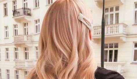 Une petite coupe de champagne ? Vous pouvez littéralement en obtenir une sur vos cheveux avec cette coloration parfaite pour les têtes blondes ! Soft Cream Blonde Hair, Light Champagne Blonde Hair, Strawberry Blonde Peekaboo, Rosy Blonde Hair, Rose Beige Hair, Pinkish Blonde Hair, Pastel Blonde Hair, Neutral Blonde Hair Color, Natural Light Blonde Hair