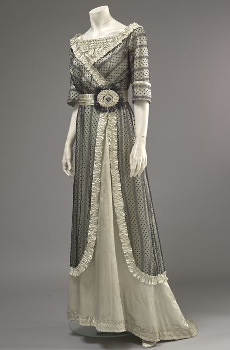 Evening gown 1910-14 1910 Fashion Women, Edwardian Day Dress, Edwardian Gowns, Fashion 1910, 1910s Fashion, 1920 Fashion, Edwardian Dress, Dress Up Outfits, Vintage Gowns