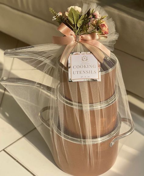 Bride’s cooking utensils wrapped in light brown and rose gold theme for engagement dowry wrapping. Traditional African Wedding, Hamper Diy, Romantic Dinner Decoration, Eid Hampers, Wedding Gift Hampers, Xmas Gift Wrap, Rose Gold Theme, Wedding Gift Pack, Bridal Gift Wrapping Ideas