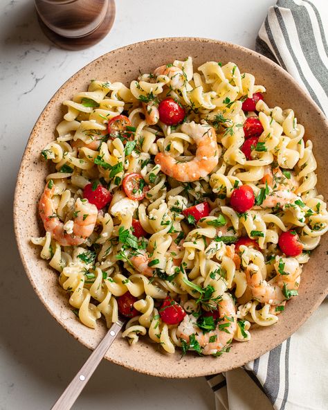 Shrimp & Feta Summer Pasta Salad Dinner Recipes Shrimp, Spicy Shrimp Pasta, Easy Shrimp Pasta, Cook Shrimp, Feta Pasta Salad, Recipes Shrimp, Fusilli Pasta, Greek Pasta, Healthy Fitness Meals