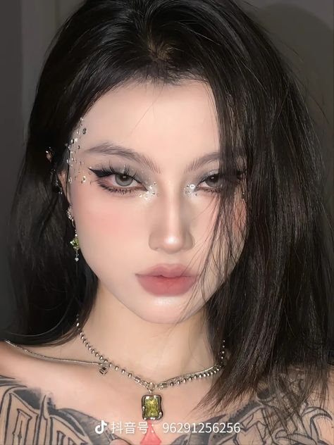 #douyin #makeup Douyin Makeup Dark Eyes, China Girl Makeup, Angelic Douyin Makeup, Angelic Look Makeup, Asian Dark Makeup, Asian Halloween Makeup, Douyin Halloween Makeup, Halloween Makeup Angel, Dark Angel Halloween Makeup