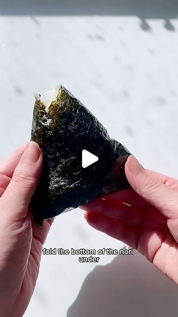 How To Wrap Onigiri, Spicy Tuna Onigiri Recipe, Spam Onigiri Recipe, How To Make Onigiri, Diy Onigiri, Onigiri Filling Ideas, Spam Onigiri, Onigirazu Recipe, Onigiri Aesthetic