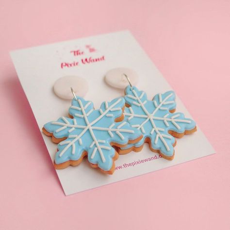 ThePixieWand’s Instagram photo: “Happy new year pixies! 🥂🧚‍♀️ These Snowflake biscuit earrings look so yummy I could eat them 😋 ❄️” Snowflake Polymer Clay, Craft Clay, Clay Christmas, Market Ideas, Polymer Clay Christmas, Polymer Crafts, So Yummy, Winter Solstice, Winter Aesthetic