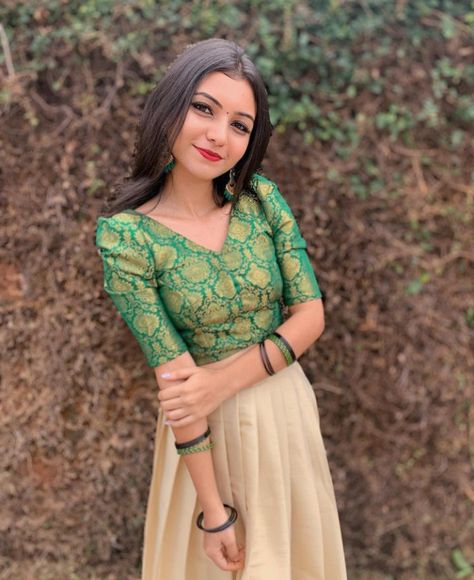 Kasavu Pavada And Blouse, Pattupavada Top Designs, Dawani Designs Onam, Dawani Designs Blouse, Kerala Style Skirt And Top For Engagement, Kasavu Skirt And Top Designs, Green Pattupavada, Onam Skirt And Top Designs 2024, Dhavani For Onam