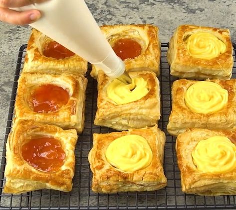 Square puff pastry baskets: the fantastic and fun treats to prepare! Puff Pastry Squares, Cheesy Puff Pastry, Cream Puff Dessert, Pastry Squares, Pastry Basket, Puff Pastry Twists, Butter Puff Pastry, Puff Pastry Filling, Easy Puff