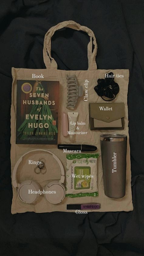 Winter Bag Essentials, What's In My Bag Travel, Dark Academia Bag Essentials, What To Put In Your Tote Bag, Amazon Tote Bag, What To Put In A Tote Bag, Book Bag Essentials, What’s In My Tote Bag, What’s In My Bag Aesthetic