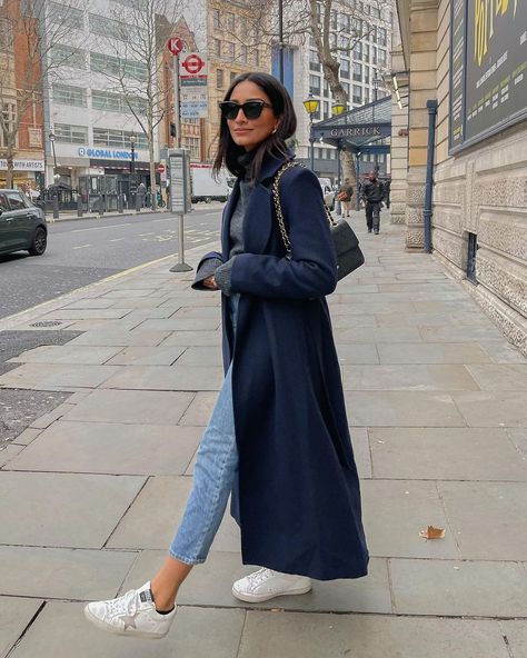 Hannah | COCOBEAUTEA on Instagram: “Comfort is key 💃🏽❤️ (one I took earlier 📷)” Navy Blue Jacket Outfit, Navy Blue Coat Outfit, Blue Coat Outfit, Pull Bleu Marine, Long Coat Outfit, December Outfits, Winter Coat Outfits, Interesting Outfits, Fall Fashion Trends Women