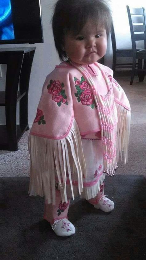 Fancy shawl. So cute! American Indian Clothing, Fancy Shawl, Native Child, Native American Dance, Native American Dress, Native American Children, Native American Regalia, Native American Clothing, Native American Pictures