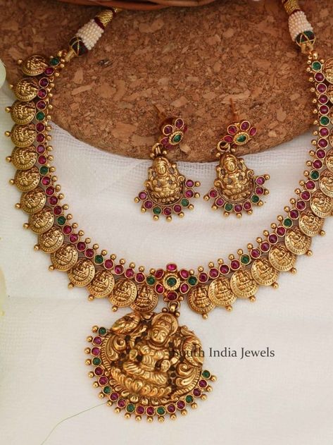 Imitation Jewellery Archives - Page 17 of 118 - South India Jewels Ganesh Design, Traditional Necklace, Fashion Jewellery Online, Beautiful Flower Designs, Stone Choker, Green Stones, Stone Bangle, South Indian Jewellery, Bangle Designs