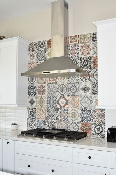 Indian Backsplash Kitchen, Azulejos Kitchen Backsplash, Modern Mexican Kitchen Ideas, Kitchen Ideas Moroccan Style, Moroccan Kitchen Design Ideas, Moroccan Style Kitchen Interior Design, Kitchen Backsplash Full Wall, Backsplash Kitchen Vintage, Italian Kitchen Tiles Backsplash Ideas