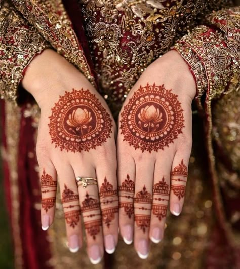 South Indian Mehndi Designs, Engagement Mehendi Minimal, Minimal Bridal Mehendi, Minimal Mehendi, Minimal Henna, Tikki Mehndi, Flower Mehndi, Palm Mehndi Design, Simple Mehendi Designs