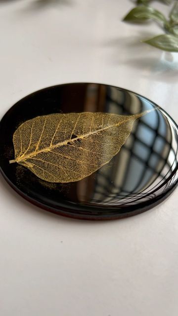 Resin Leaf Coasters, Resin Leaf Art, Resin On Mdf Board, Mdf Resin Art, Resin Art On Mdf Board, Epoxy Resin Coaster Ideas, Paper In Resin, Black Resin Art, Resin Wood Coasters