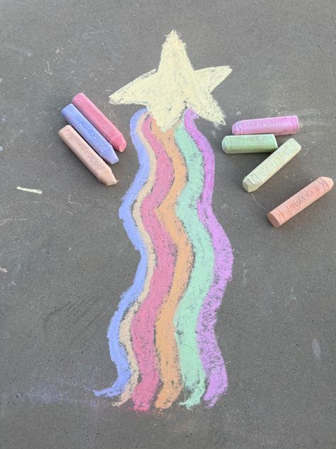 Teen Summer Crafts, Fun Chalk Art, Chalkboard Wall Art, Chalk Wall, Sidewalk Chalk Art, Pink Chalk, Trippy Painting, Chalk Drawings, Sidewalk Chalk