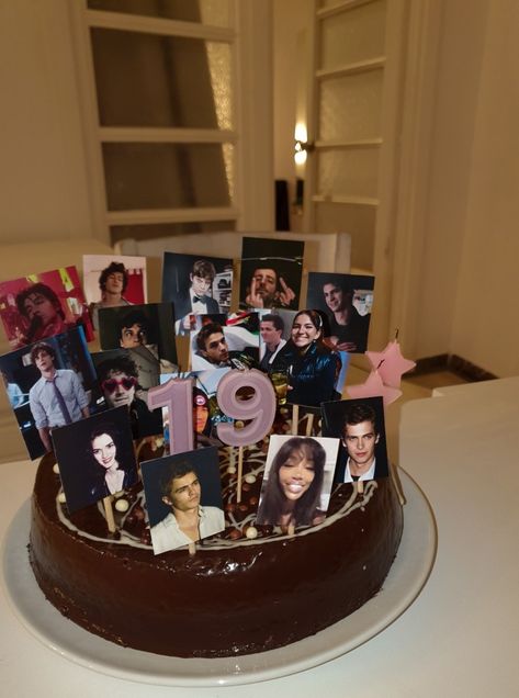 birthday cake inspo 80s Aesthetic Birthday Cake, Celebrity Crush Birthday Cake, Celebrity Birthday Cakes, Crush Birthday Wishes, Celebrity Crush Cake, Iconic Birthday Cake, Crush Birthday, Chopped Junior, Celebrity Cake