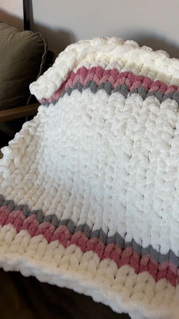 Hand Knit Blankets & Decor on Instagram: "I wanted to mess around with a new color combo and I love it! Check out the link in my bio for full tutorials on how to make these blankets • • #hand knit blanket #chunkyknitblanket #chunkyblankettutorial #chenilleblanket #babyblanket #homedecor #diyhomedecor #handmadeblanket #etsycreatorco #sidehustle #springdecor #newhobby" Chunky Knit Baby Blanket, Chunky Blanket Pattern, Knit Baby Blanket, Chenille Blanket, Baby Blanket Size, Knit Blankets, Hand Knit Blanket, Chunky Blanket, Chunky Knit Blanket