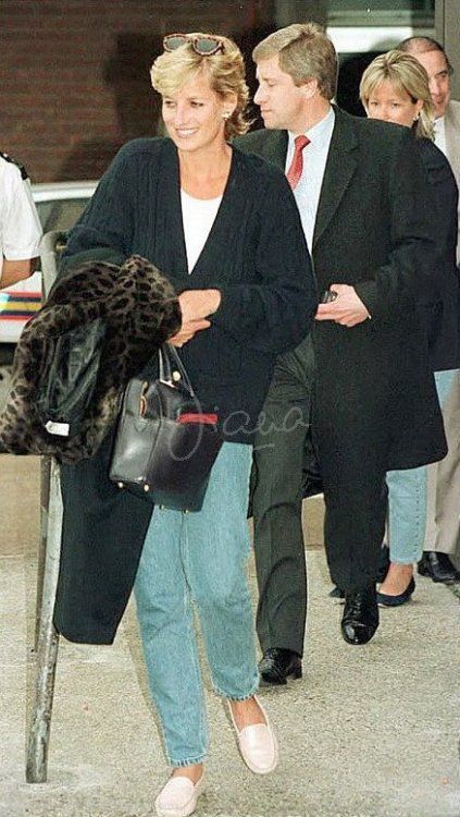 January 4, 1996: Princess Diana & friend Victoria Mendham at Heathrow Airport returning from Antigua, West Indies. Fall Airport Outfit, Celebrity Airport Style, Fall Travel Outfit, Princess Diana Fashion, Airport Outfits, Freddy Mercury, Twitter Artist, Diana Fashion, Follow Tiktok