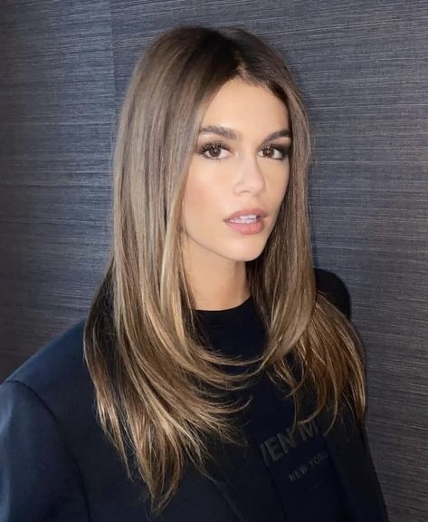 Brown Hair Inspo Straight, Dark Brown Layered Hair Medium, Armpit Length Hair With Layers Straight, Brown Layered Hair Medium, Medium Length Haircut V Shape, Long Layers Medium Length, Asian Straight Hair, Dark Brown Layered Hair, Mid Shoulder Length Hair