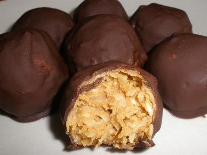 High in protein and fiber, these make a yummy afternoon pick-me-up! Cream Cheese Peanut Butter Balls, Cream Cheese Peanut Butter, Peanut Butter Cream Cheese, Peanut Butter Cream, Cream Cheese Ball, Peanut Butter Balls Recipe, Healthier Treats, Xmas Treats, Peanut Butter Roll