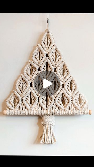 Macrame Patterns Christmas, Macrame Christmas Tree Free Pattern, Scrap Macrame Cord Projects, Diy Macrame Christmas Tree Tutorial, Macrame Christmas Tree Diy, Macrame Christmas Tree Pattern, Christmas Macrame Diy, Free Macrame Patterns Tutorials, Macrame Leaf Tutorial